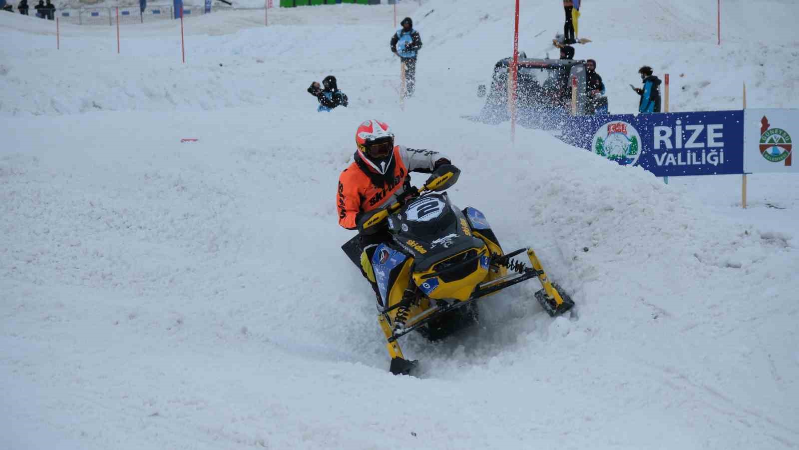 SNX Türkiye Dünya Kar Motosikleti Şampiyonası’nda ilk gün tamamlandı
SNX Türkiye Dünya Kar Motosikleti Şampiyonası’nda ilk gün tamamlandı