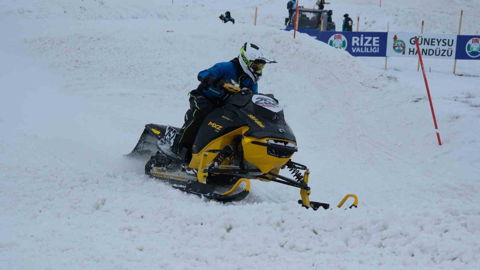 SNX Türkiye Dünya Kar Motosikleti Şampiyonası’nda ilk gün tamamlandı
SNX Türkiye Dünya Kar Motosikleti Şampiyonası’nda ilk gün tamamlandı