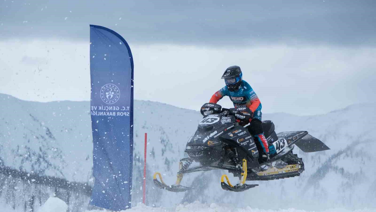 SNX Türkiye Dünya Kar Motosikleti Şampiyonası’nda ilk gün tamamlandı
SNX Türkiye Dünya Kar Motosikleti Şampiyonası’nda ilk gün tamamlandı