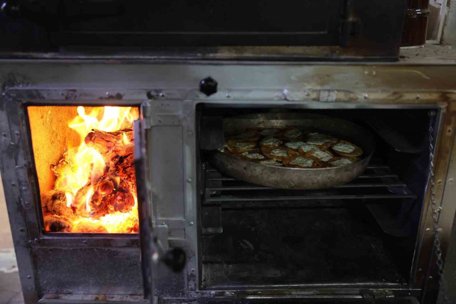 Sobada kaşarlı patates etrafında buluşma
Sobada kaşarlı patates etrafında buluşma