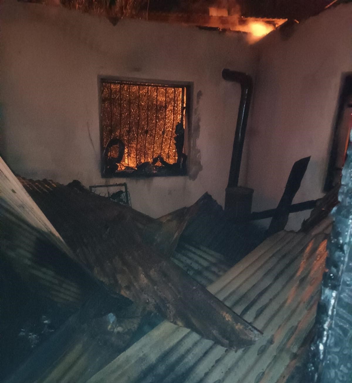 Sobadan çıkan yangın evi kül etti
