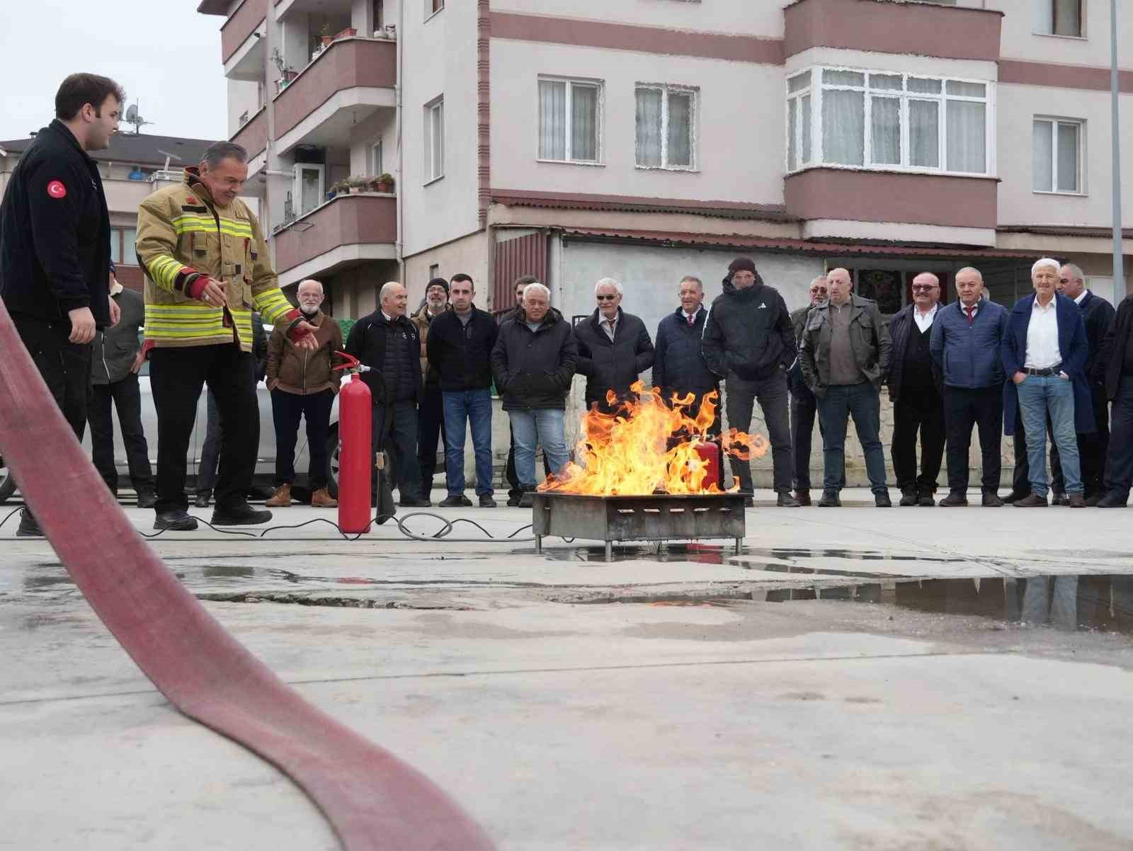 Şoförler yangın tüpü ile yangını söndürdü
