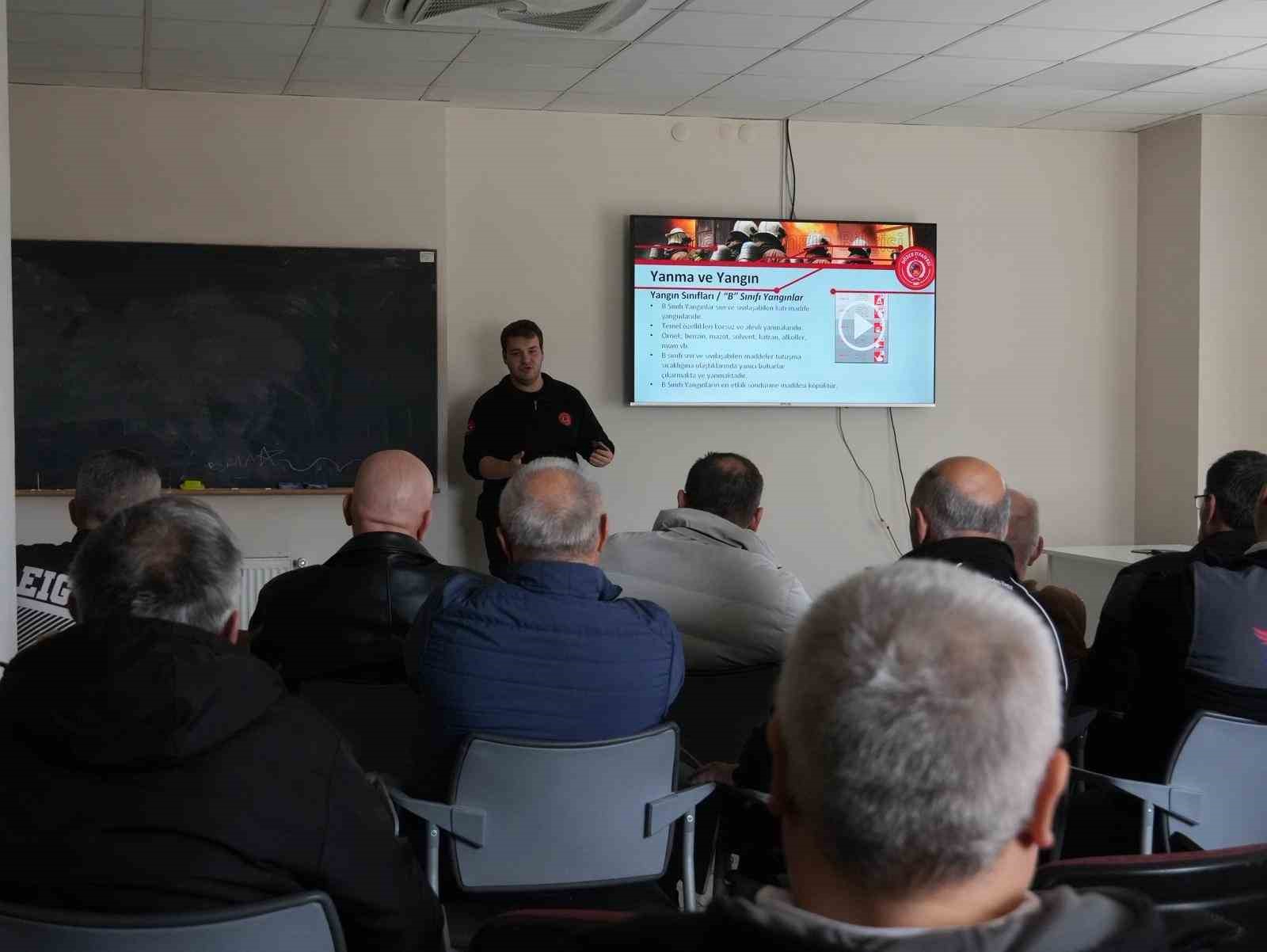 Şoförler yangın tüpü ile yangını söndürdü
