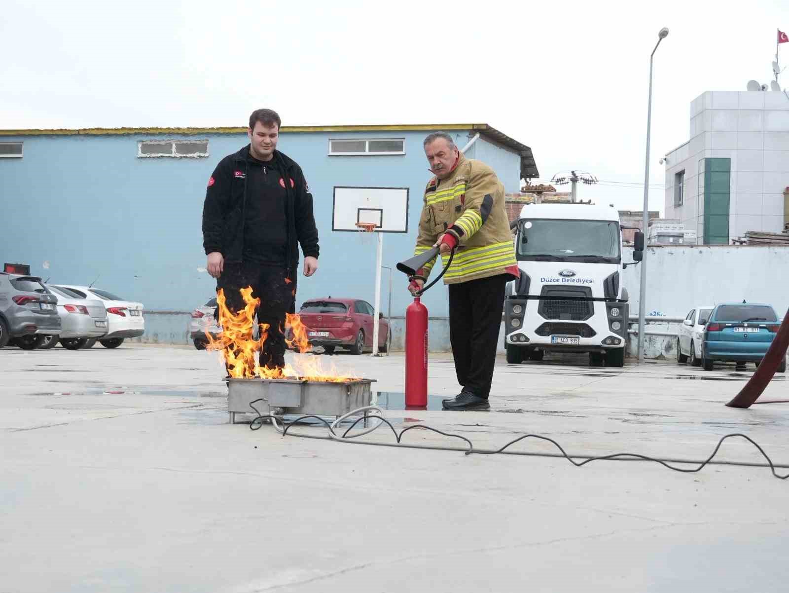 Şoförler yangın tüpü ile yangını söndürdü
