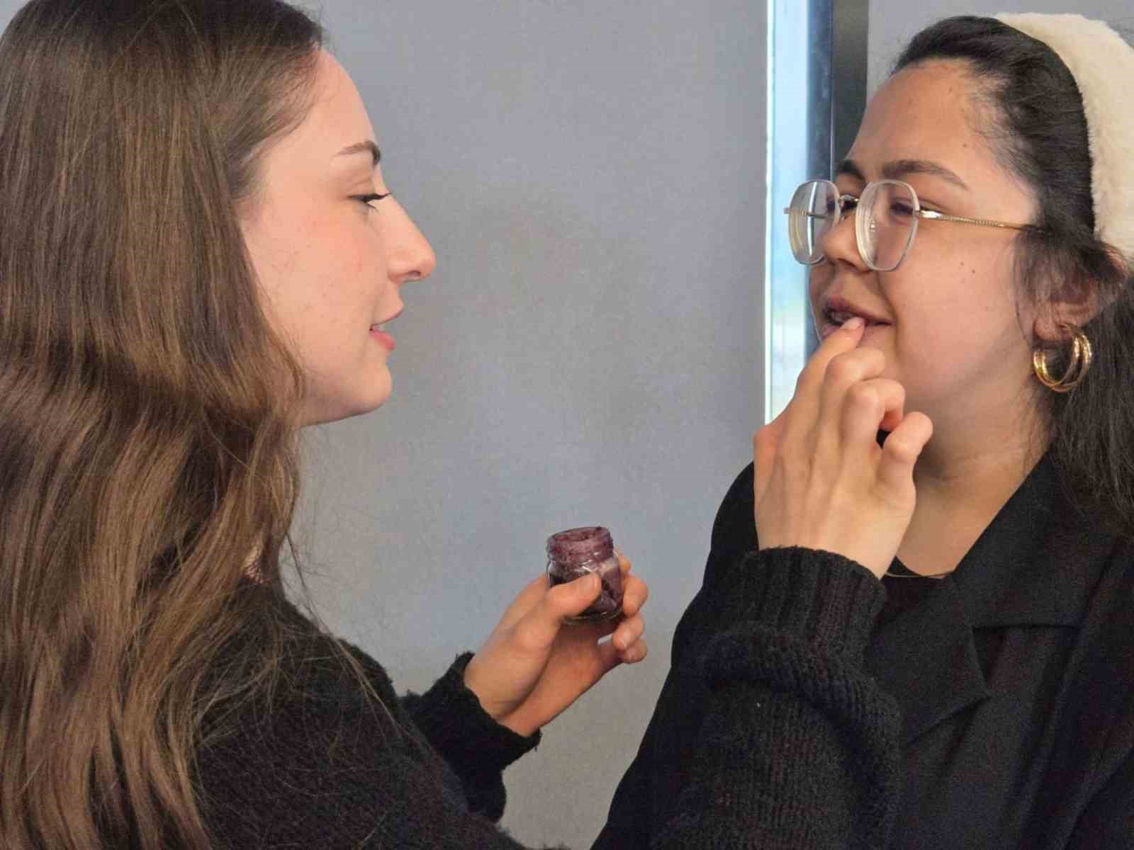 Soğan kabuğu ruj oldu: Çöpe gidecekken dudaklara sürüldü
Soğan kabuğu ruj oldu: Çöpe gidecekken dudaklara sürüldü