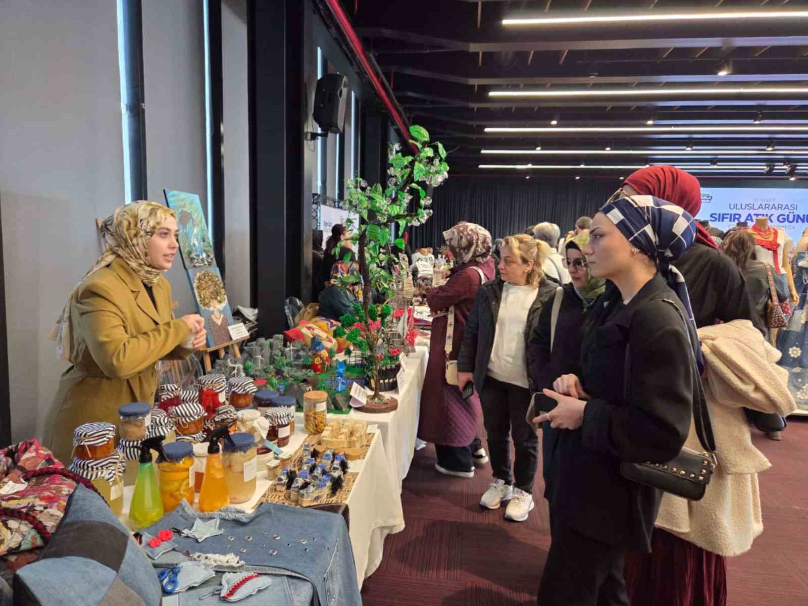 Soğan kabuğu ruj oldu: Çöpe gidecekken dudaklara sürüldü
Soğan kabuğu ruj oldu: Çöpe gidecekken dudaklara sürüldü