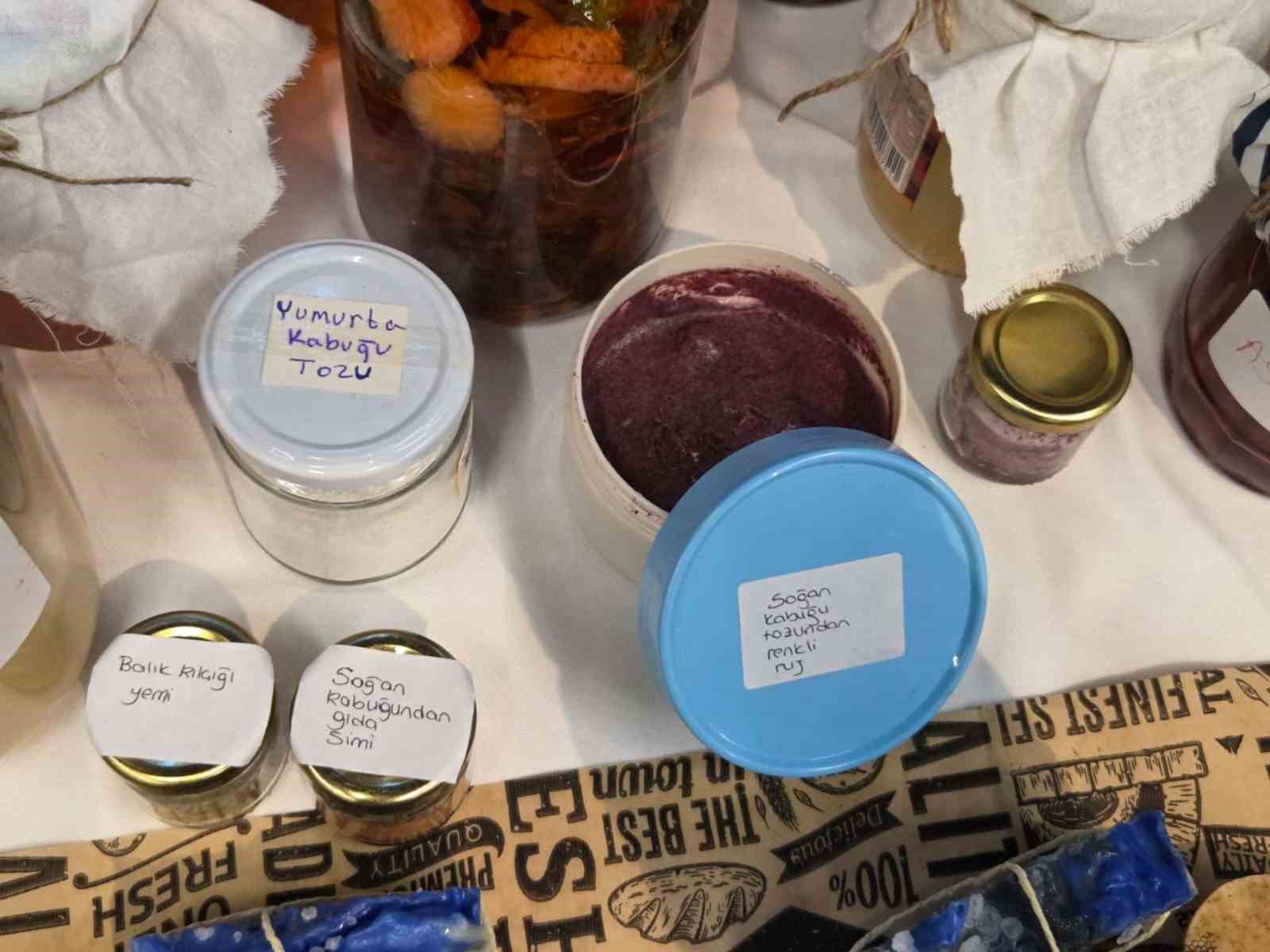 Soğan kabuğu ruj oldu: Çöpe gidecekken dudaklara sürüldü
Soğan kabuğu ruj oldu: Çöpe gidecekken dudaklara sürüldü