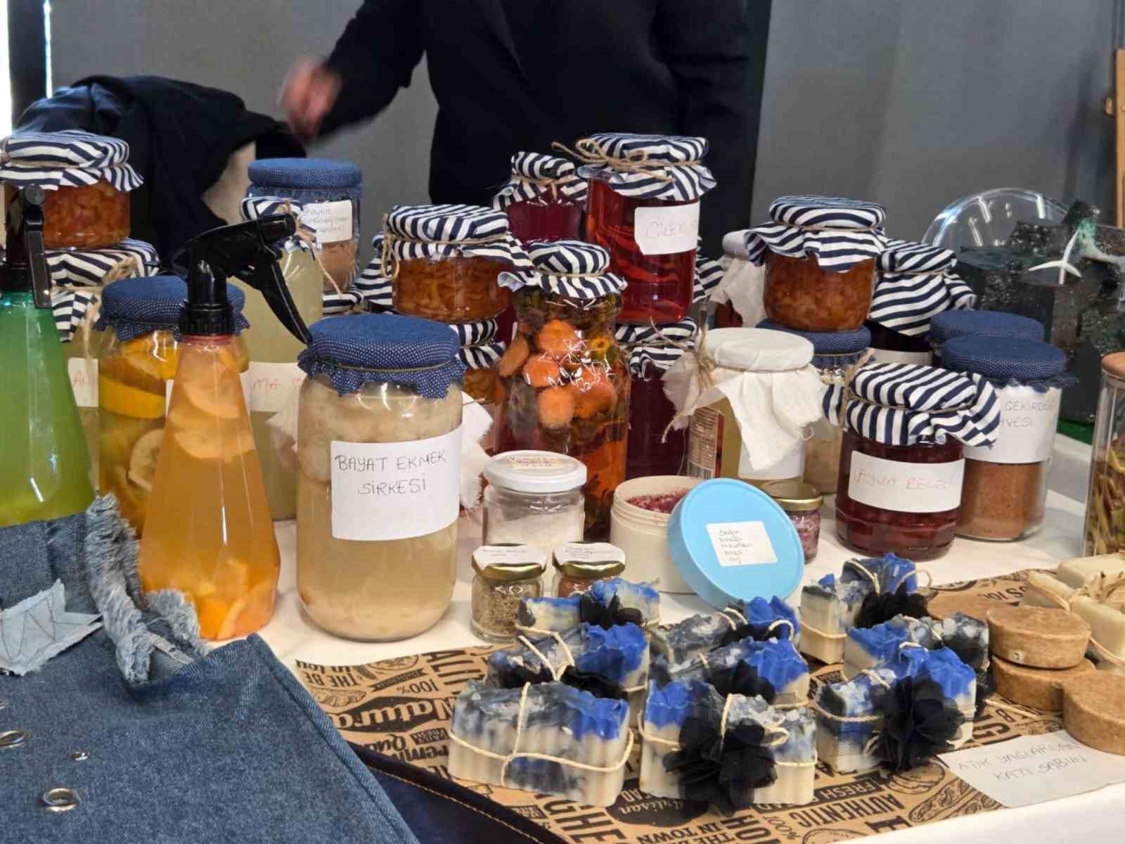 Soğan kabuğu ruj oldu: Çöpe gidecekken dudaklara sürüldü
Soğan kabuğu ruj oldu: Çöpe gidecekken dudaklara sürüldü