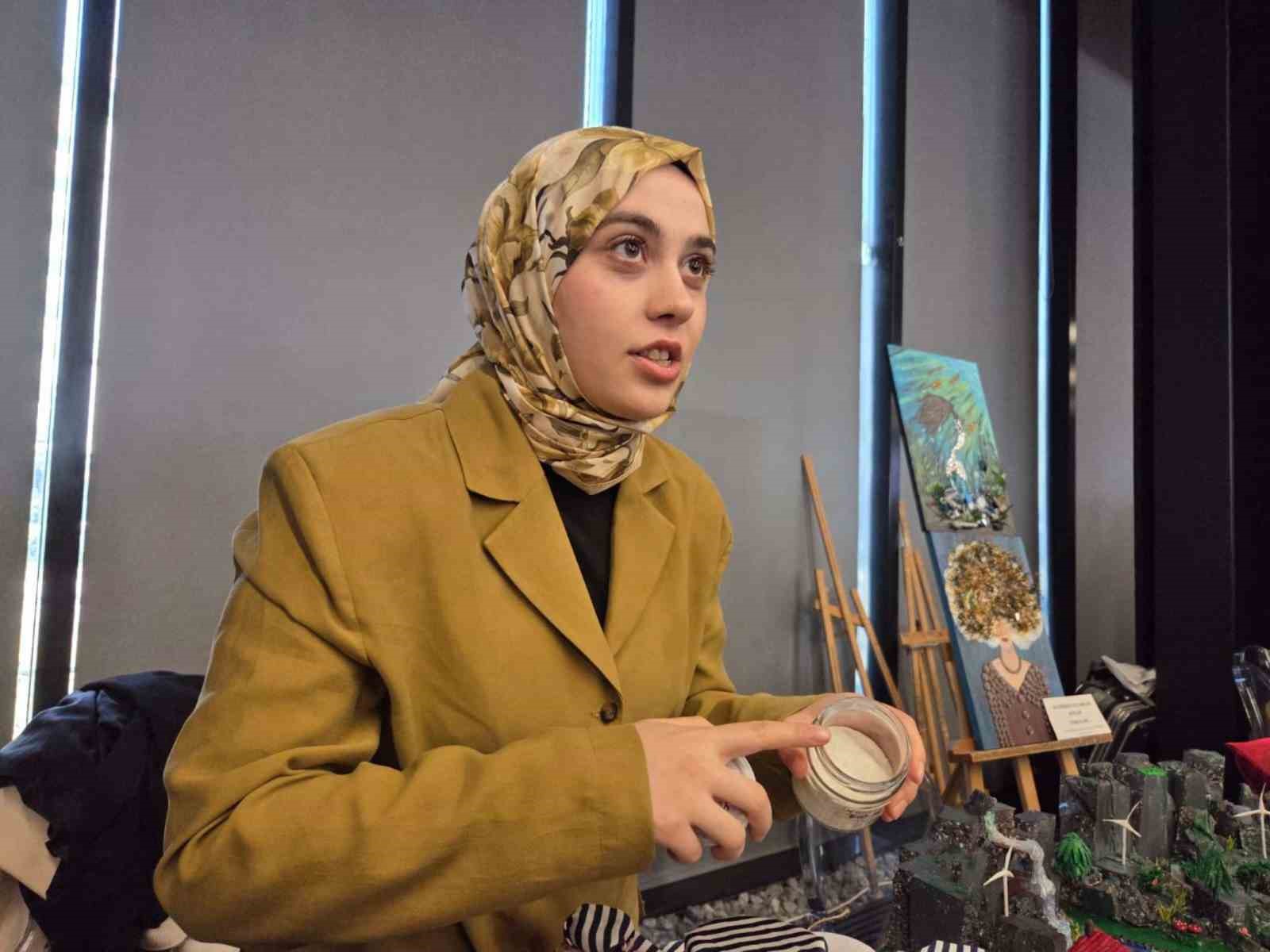 Soğan kabuğu ruj oldu: Çöpe gidecekken dudaklara sürüldü
Soğan kabuğu ruj oldu: Çöpe gidecekken dudaklara sürüldü