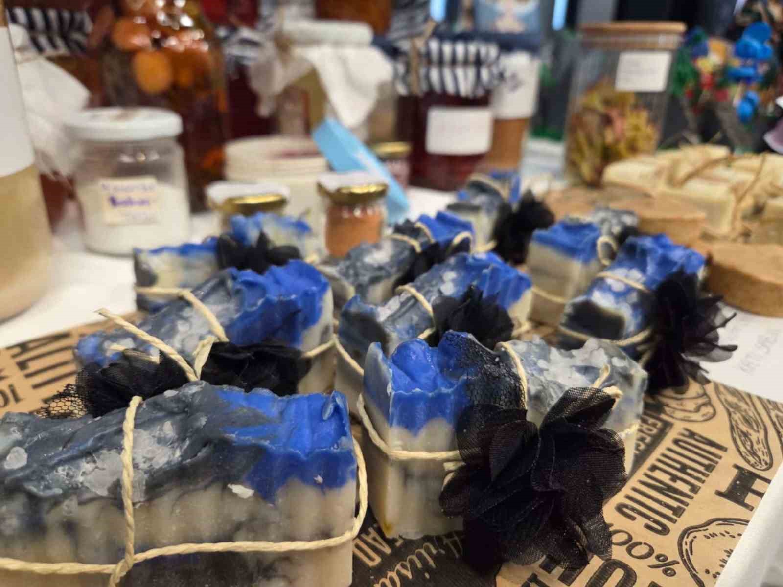 Soğan kabuğu ruj oldu: Çöpe gidecekken dudaklara sürüldü
Soğan kabuğu ruj oldu: Çöpe gidecekken dudaklara sürüldü