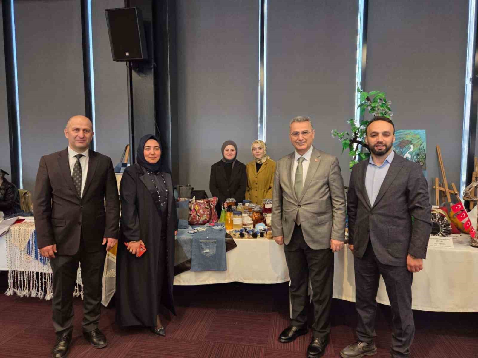 Soğan kabuğu ruj oldu: Çöpe gidecekken dudaklara sürüldü
Soğan kabuğu ruj oldu: Çöpe gidecekken dudaklara sürüldü