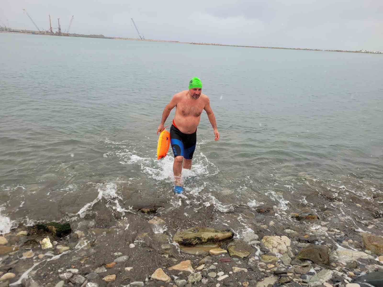 Soğuğa aldırış etmedi, kar altında denizde yüzdü
