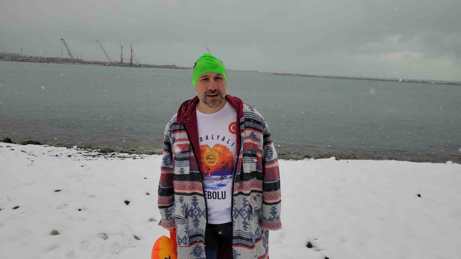 Soğuğa aldırış etmedi, kar altında denizde yüzdü
