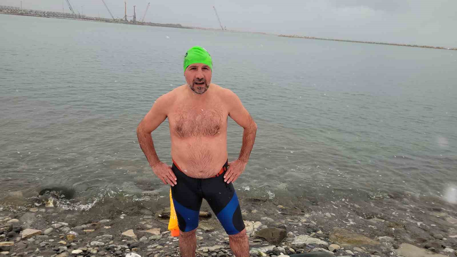 Soğuğa aldırış etmedi, kar altında denizde yüzdü
