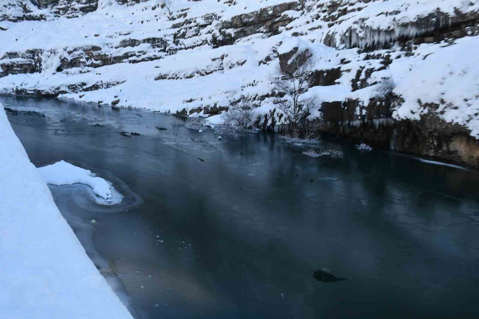 Soğuk hava Habur Çayı’nı dondurdu
