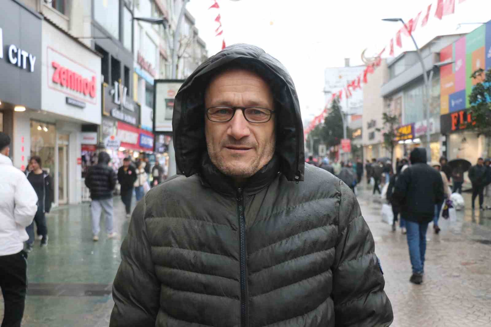 Soğuk hava ve yağmur bayram alışverişine engel olamadı
