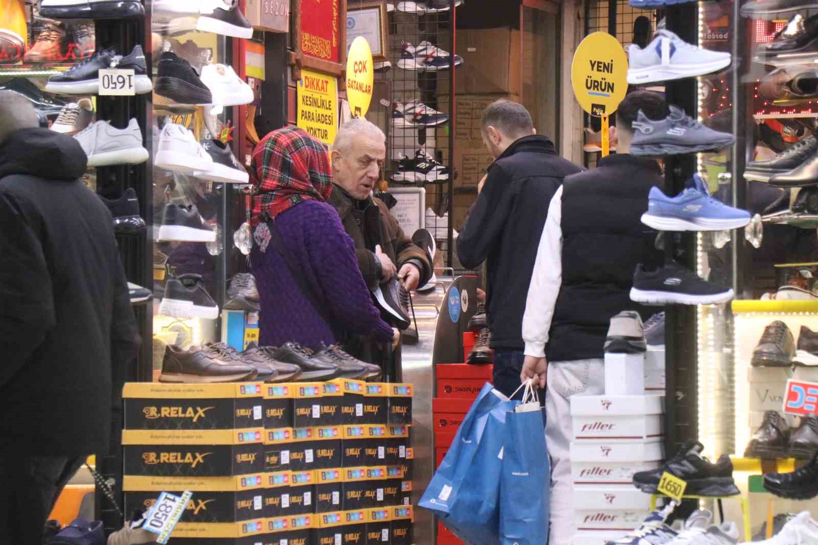 Soğuk hava ve yağmur bayram alışverişine engel olamadı

