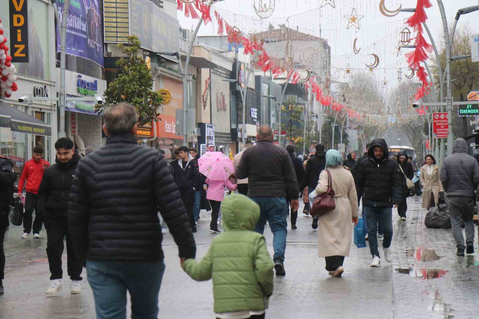 Soğuk hava ve yağmur bayram alışverişine engel olamadı
