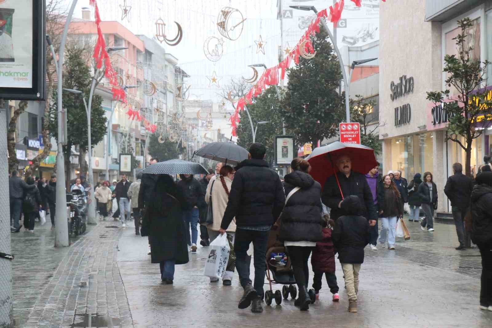 Soğuk hava ve yağmur bayram alışverişine engel olamadı
