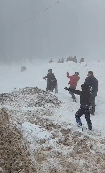 Soğuk havada sıcak görüntüler: Jandarma çocuklarla kar topu savaşı yaptı
