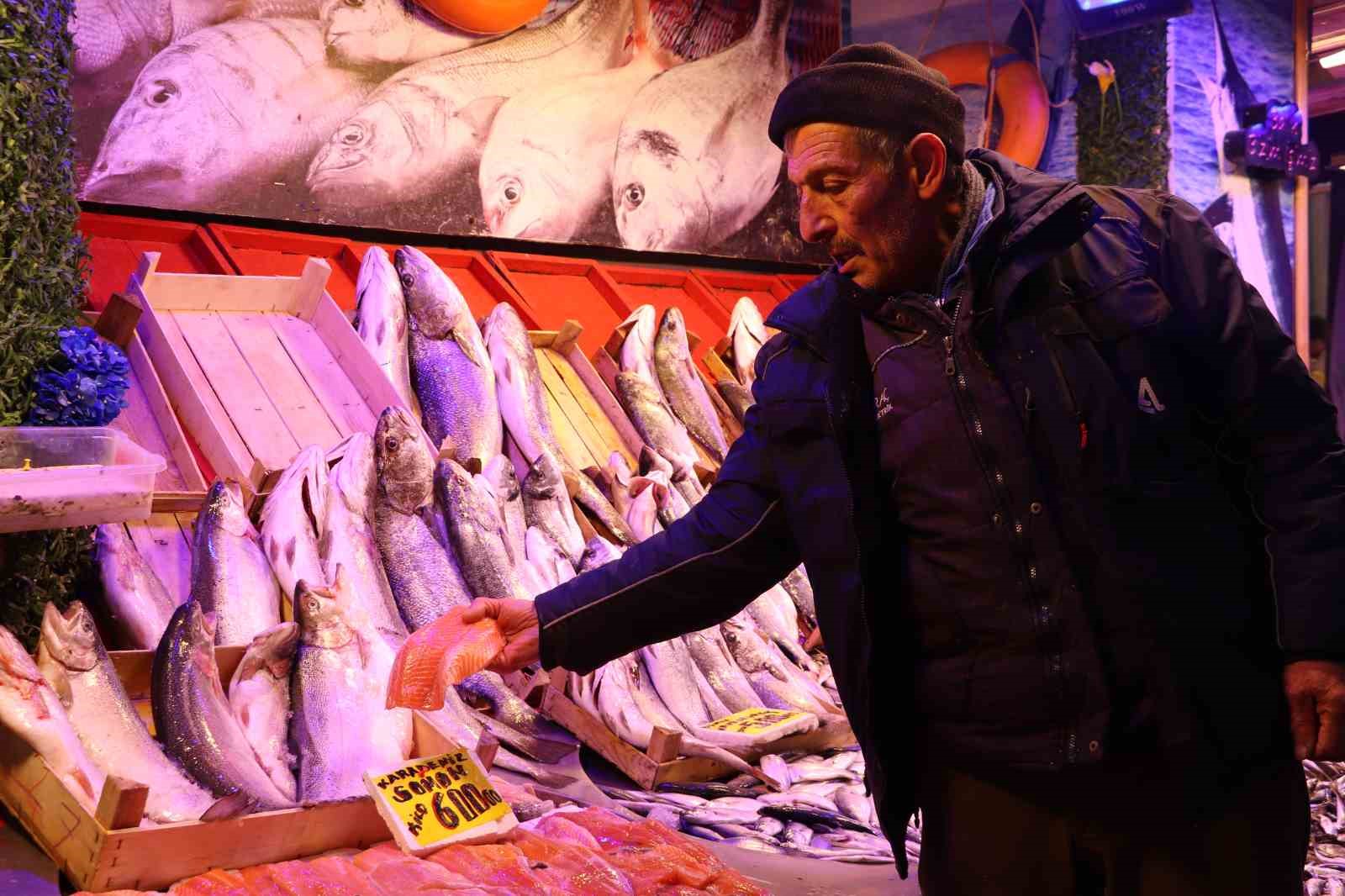 Soğuk havalar, balık tezgahlarını da vurdu
