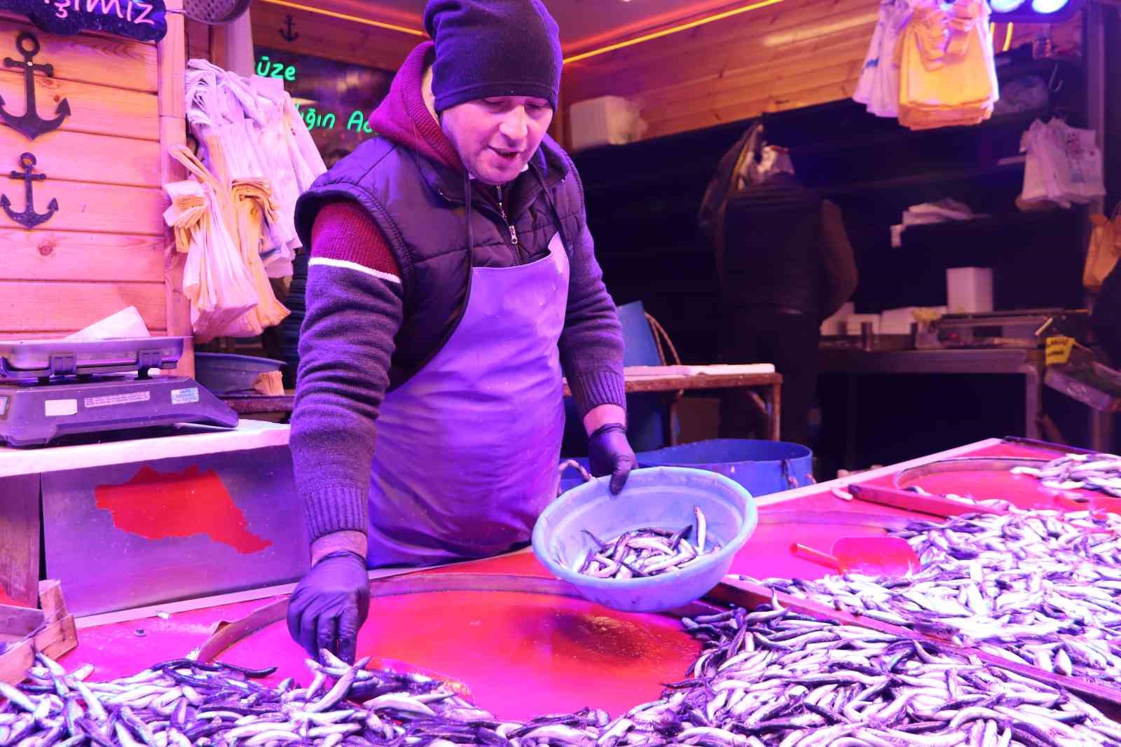 Soğuk havalar, balık tezgahlarını da vurdu
