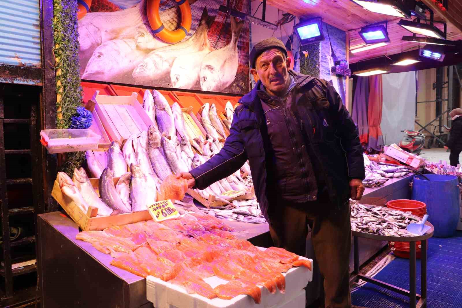 Soğuk havalar, balık tezgahlarını da vurdu
