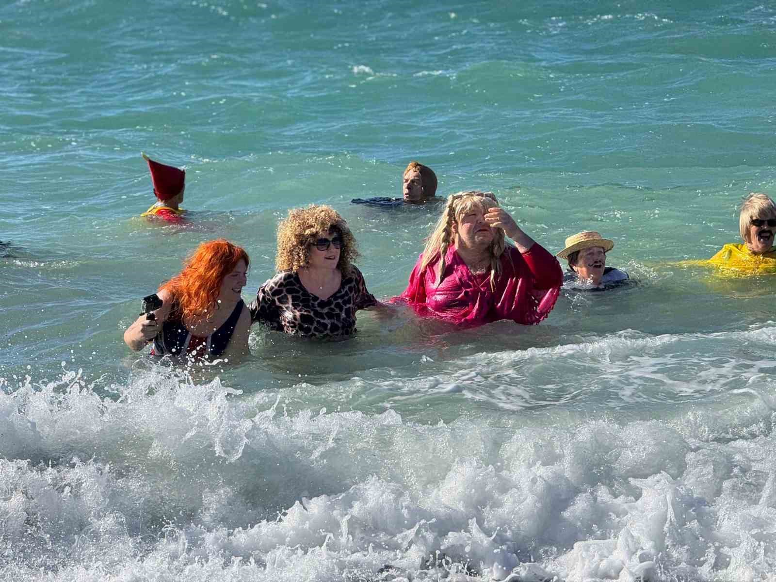 Soğuk havaya aldırmadılar, çocuklar ve hayvanlar için denize girdiler
