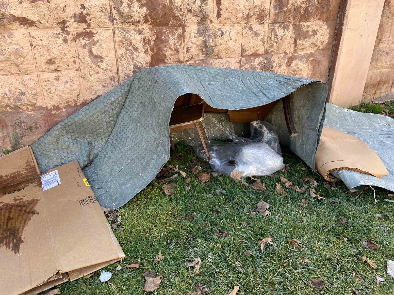 Soğuk kış şartlarında hayvanlar için korunaklı kulübeler yaptılar
