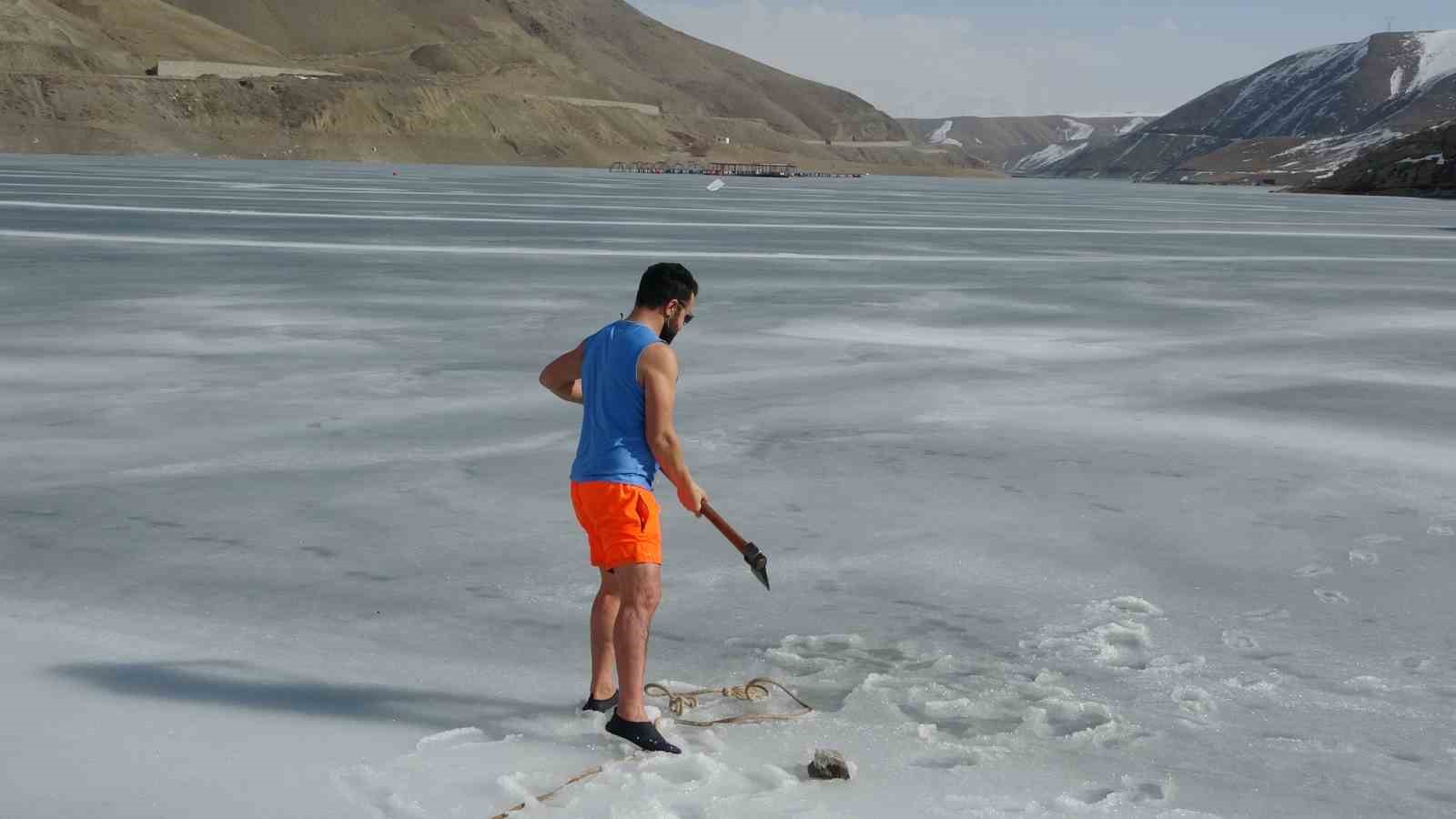 Soğuk suya sıcak dokunuş: Maceracı öğretmen buzu kırıp girdiği suda çayını yudumladı
Soğuk suya sıcak dokunuş: Maceracı öğretmen buzu kırıp girdiği suda çayını yudumladı