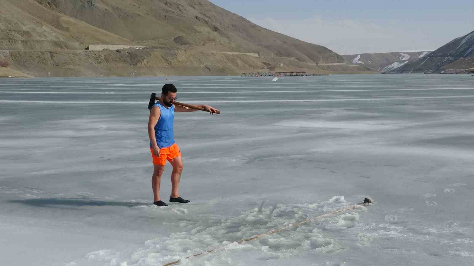 Soğuk suya sıcak dokunuş: Maceracı öğretmen buzu kırıp girdiği suda çayını yudumladı
Soğuk suya sıcak dokunuş: Maceracı öğretmen buzu kırıp girdiği suda çayını yudumladı