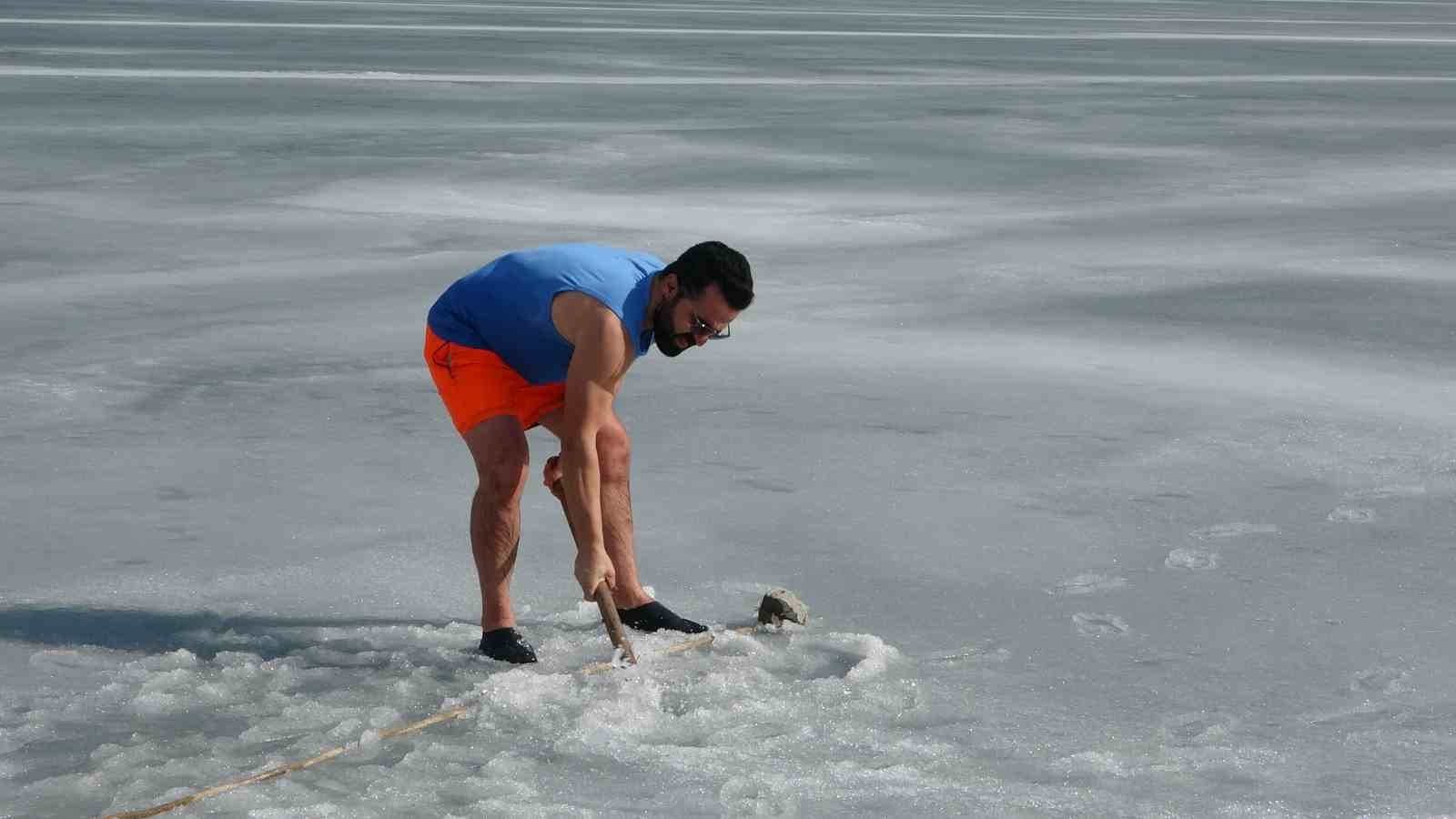 Soğuk suya sıcak dokunuş: Maceracı öğretmen buzu kırıp girdiği suda çayını yudumladı
Soğuk suya sıcak dokunuş: Maceracı öğretmen buzu kırıp girdiği suda çayını yudumladı