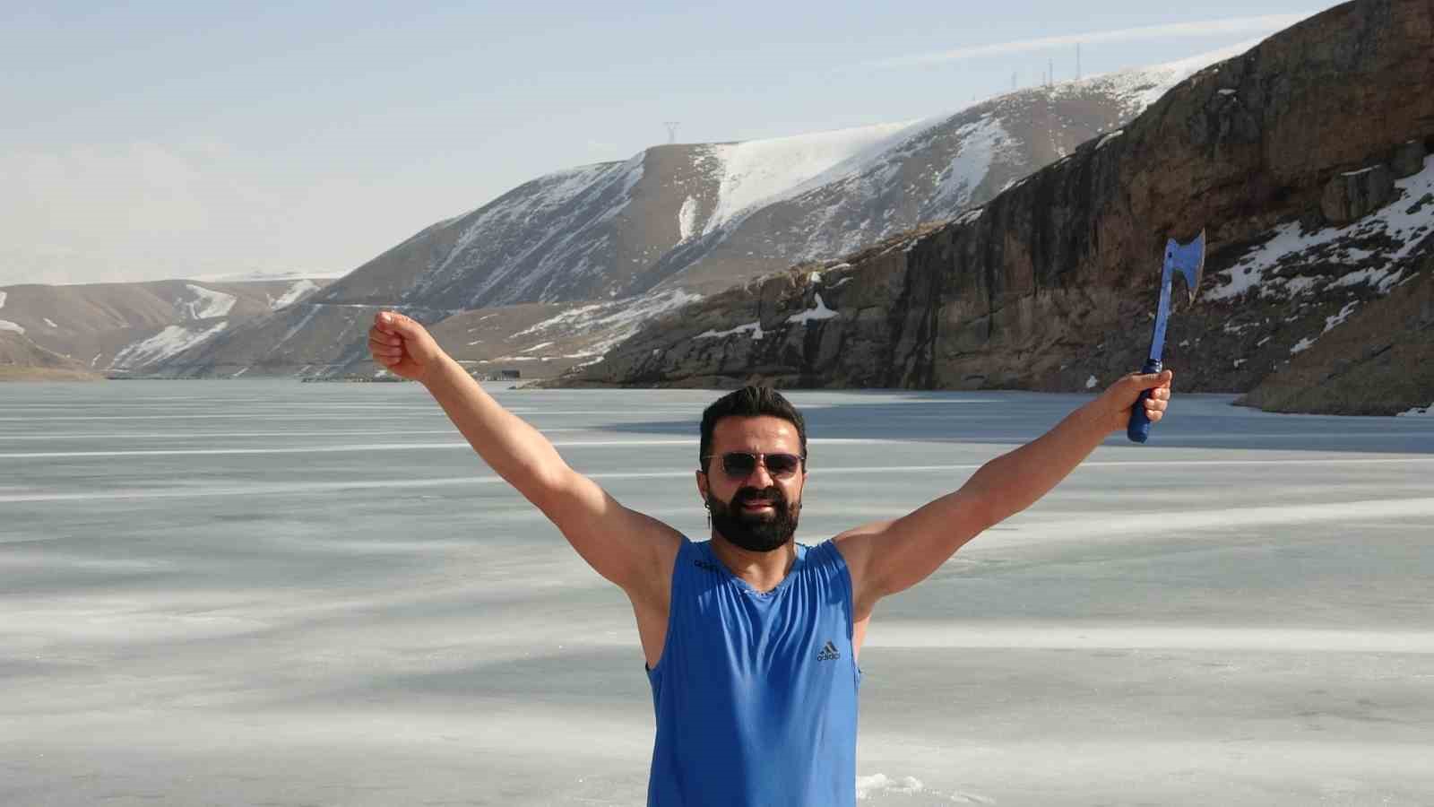 Soğuk suya sıcak dokunuş: Maceracı öğretmen buzu kırıp girdiği suda çayını yudumladı
Soğuk suya sıcak dokunuş: Maceracı öğretmen buzu kırıp girdiği suda çayını yudumladı