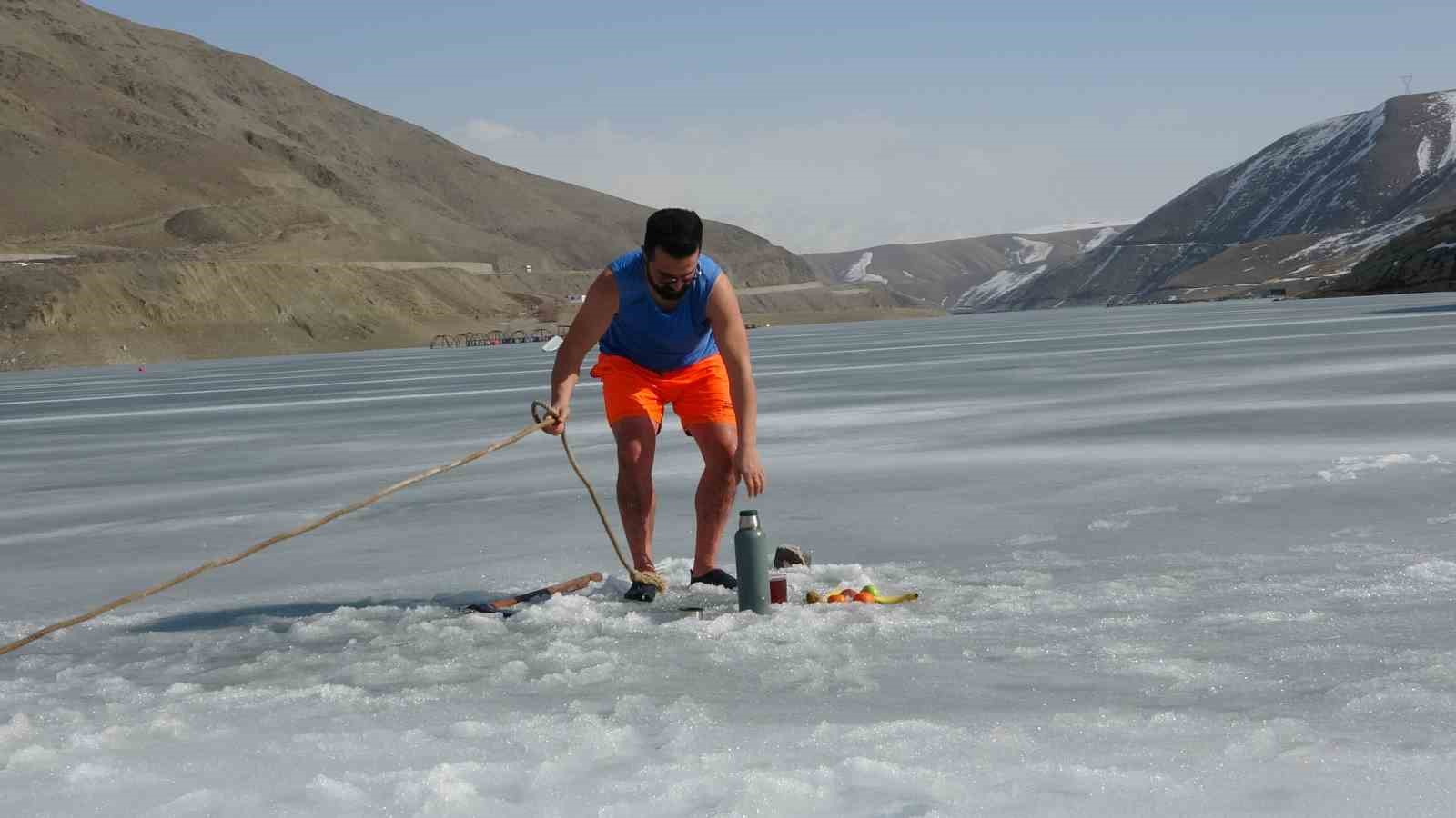 Soğuk suya sıcak dokunuş: Maceracı öğretmen buzu kırıp girdiği suda çayını yudumladı
Soğuk suya sıcak dokunuş: Maceracı öğretmen buzu kırıp girdiği suda çayını yudumladı