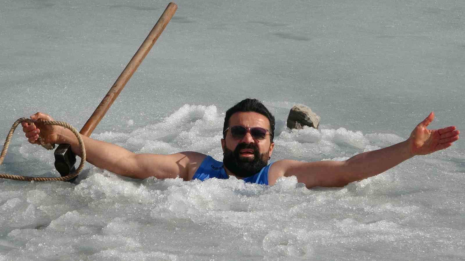 Soğuk suya sıcak dokunuş: Maceracı öğretmen buzu kırıp girdiği suda çayını yudumladı
Soğuk suya sıcak dokunuş: Maceracı öğretmen buzu kırıp girdiği suda çayını yudumladı