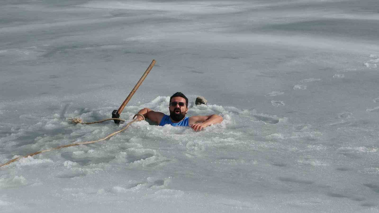 Soğuk suya sıcak dokunuş: Maceracı öğretmen buzu kırıp girdiği suda çayını yudumladı
Soğuk suya sıcak dokunuş: Maceracı öğretmen buzu kırıp girdiği suda çayını yudumladı