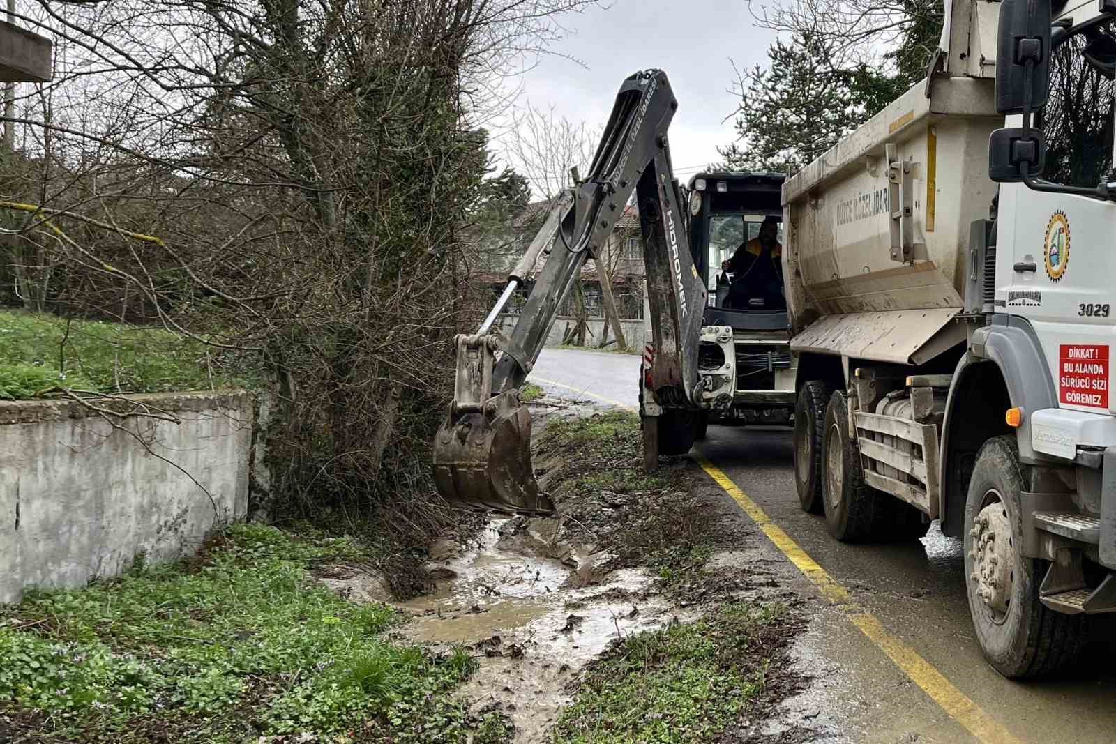 Soğukpınar Köyü’nde kanal temizliği çalışmaları sürüyor

