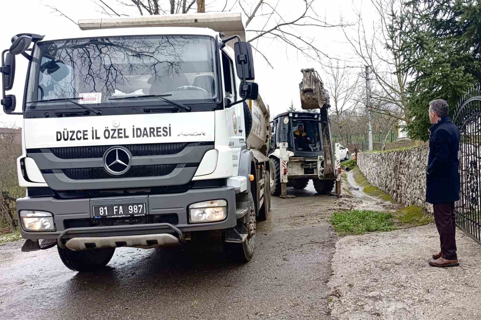 Soğukpınar Köyü’nde kanal temizliği çalışmaları sürüyor

