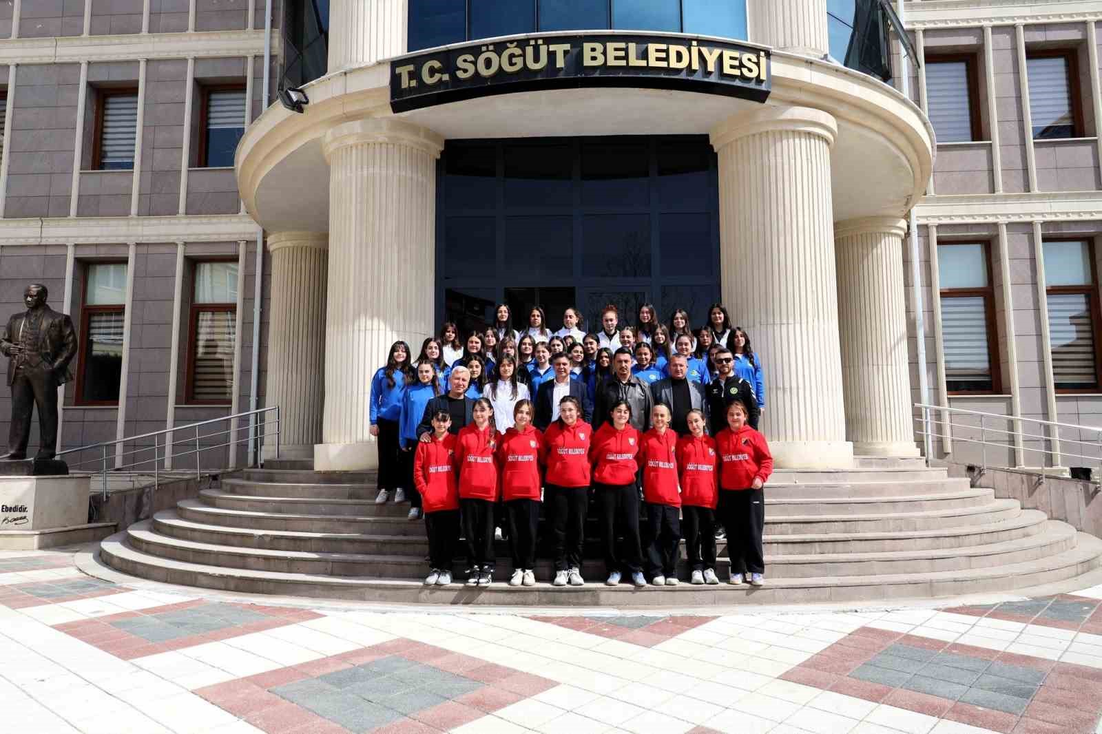 Söğüt Spor Voleybol Takımı’nı makamında kabul etti
