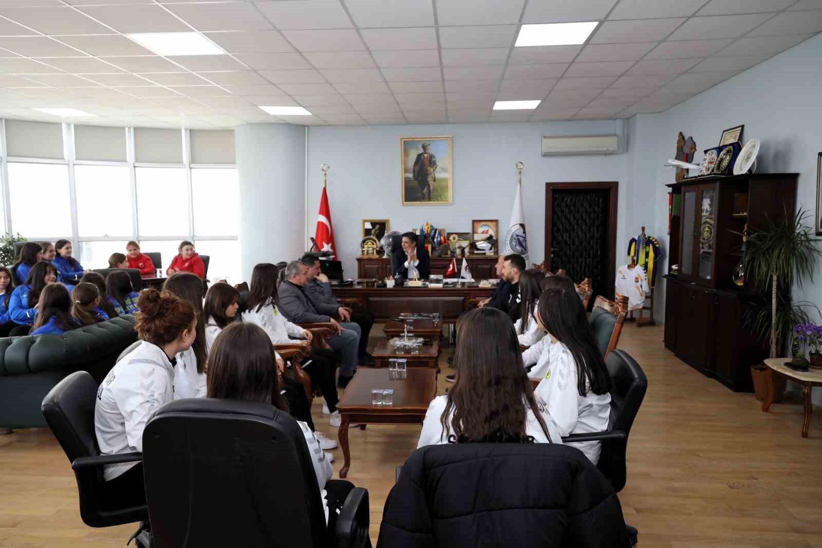 Söğüt Spor Voleybol Takımı’nı makamında kabul etti
