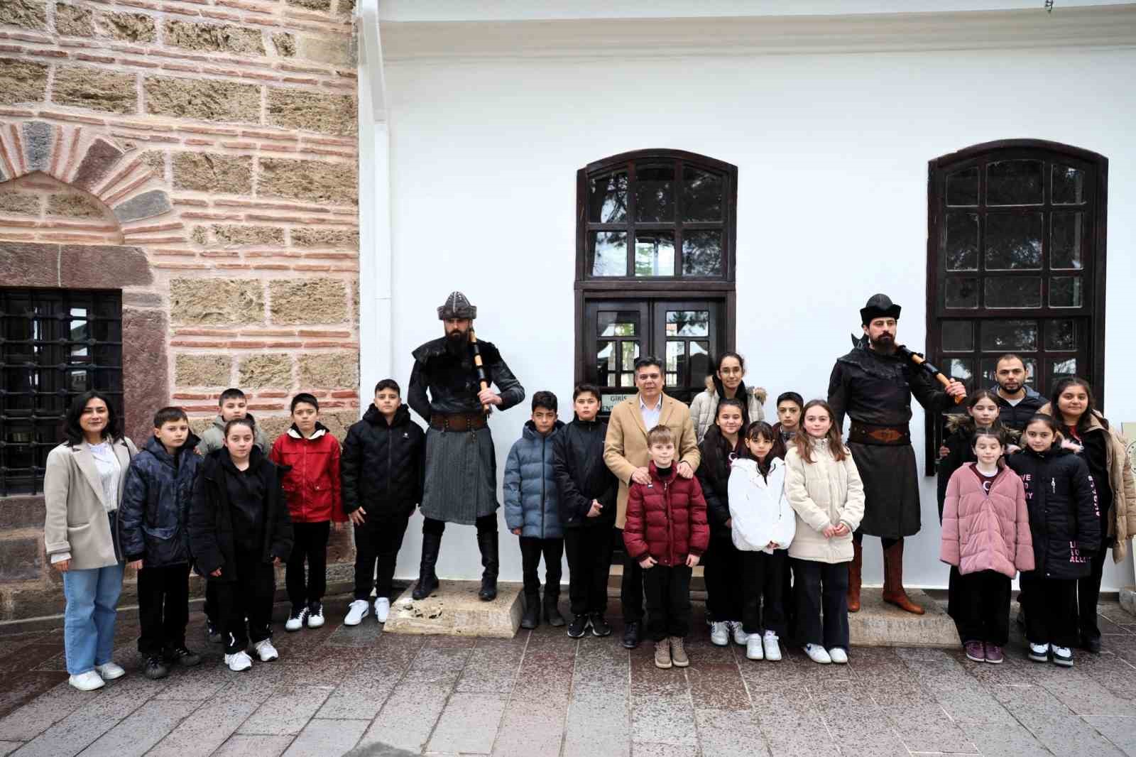 Söğüt’e gelen öğrencilere başkan Durgut Ertuğrulgazi Türbesi’nde rehberlik etti
