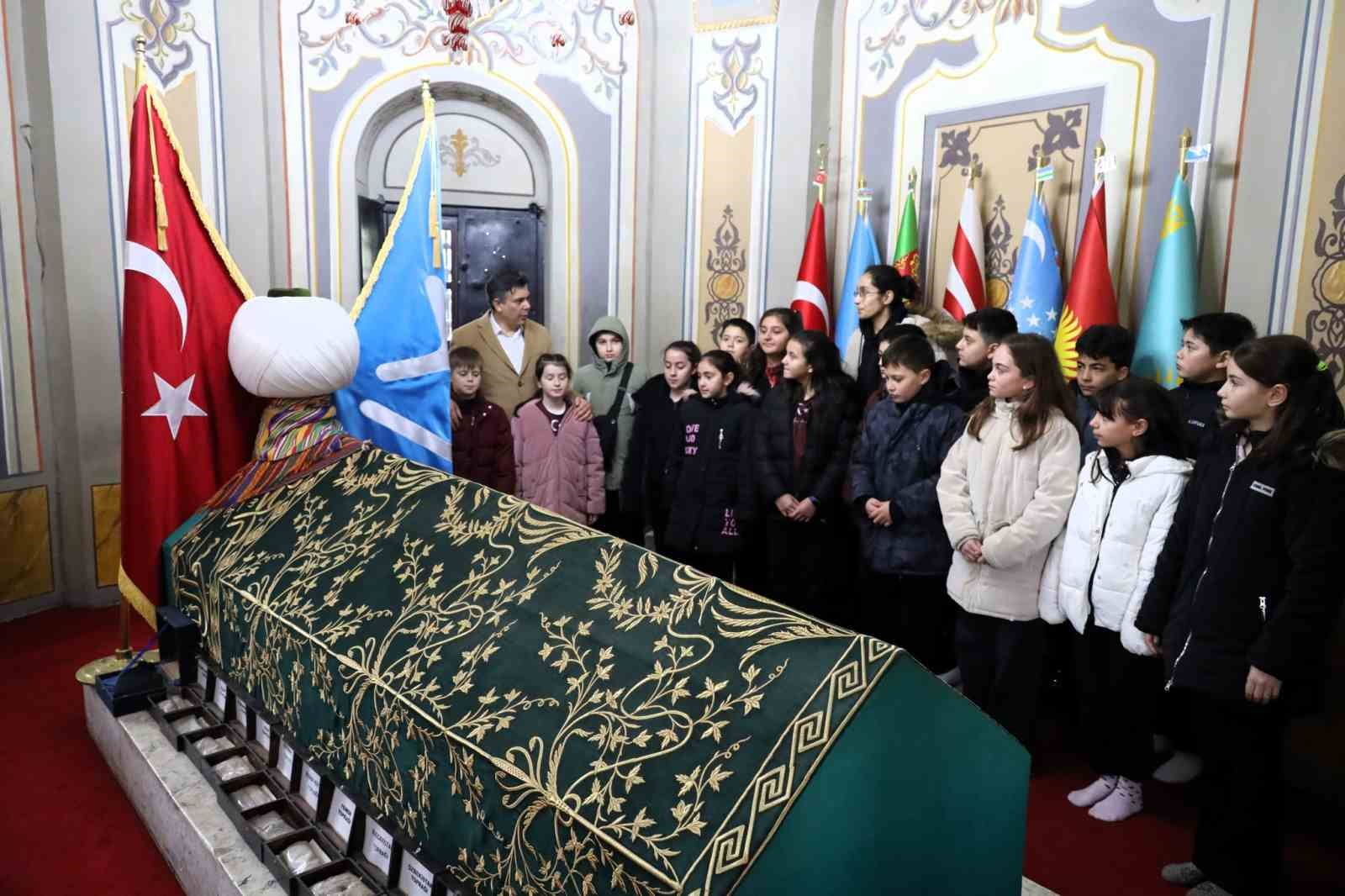 Söğüt’e gelen öğrencilere başkan Durgut Ertuğrulgazi Türbesi’nde rehberlik etti

