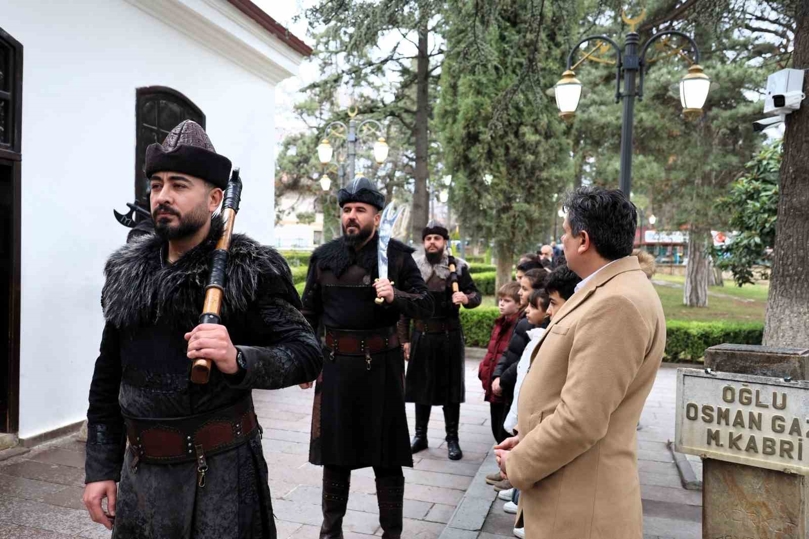 Söğüt’e gelen öğrencilere başkan Durgut Ertuğrulgazi Türbesi’nde rehberlik etti
