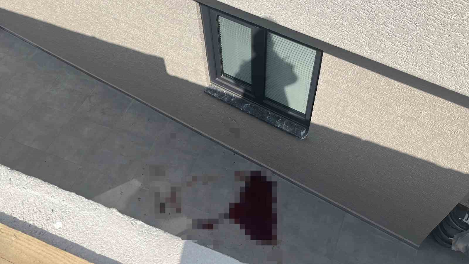 Sohbet ederken 4 metre yükseklikten beton zemine düştü
