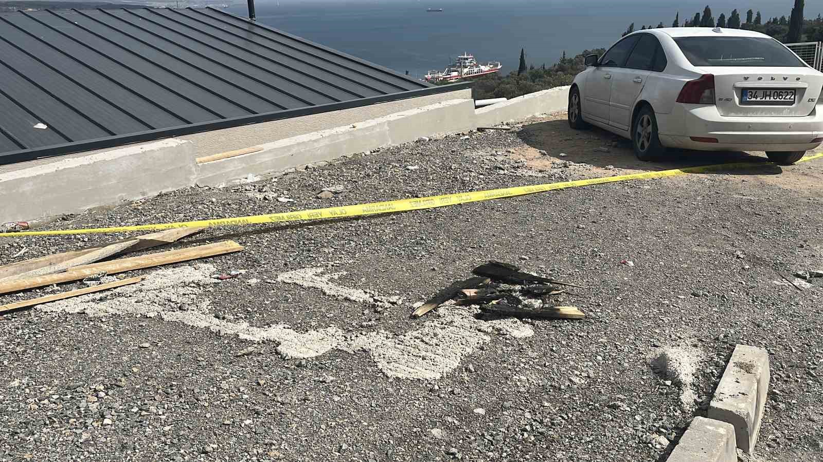 Sohbet ederken 4 metre yükseklikten beton zemine düştü
