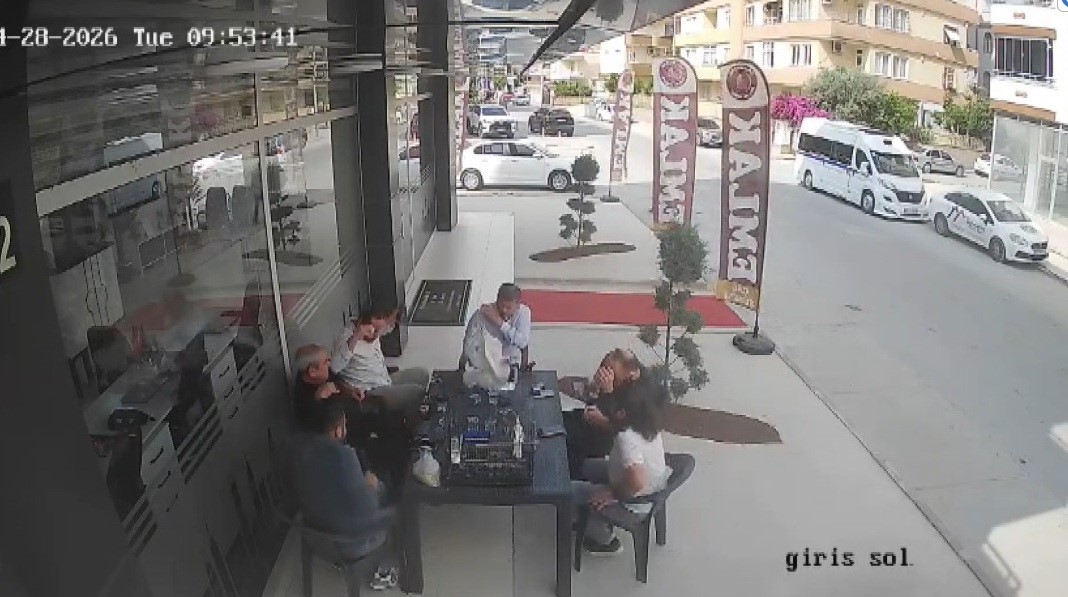 Sohbet masasına düşen davetsiz misafir kısa süreli paniğe neden oldu
