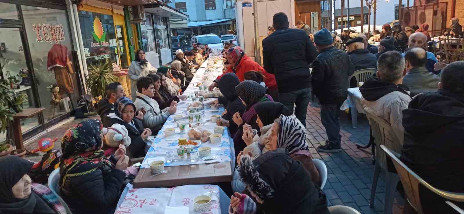 Sokak iftarında esnaf ve vatandaşlar bir araya geldi
