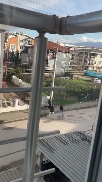 Sokak ortasında havaya ateş eden çocuk kamerada
