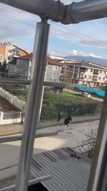 Sokak ortasında havaya ateş eden çocuk kamerada
