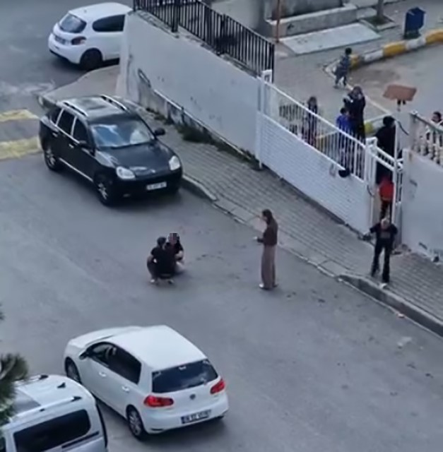 Sokak ortasında karısını dövdü, okuldaki çocuklar izledi
